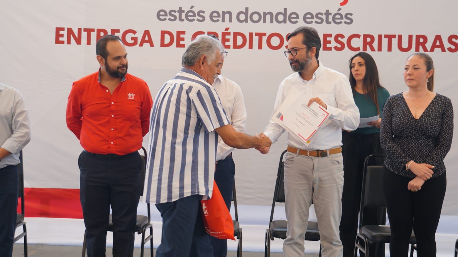 INFONAVIT entrega escrituras y créditos de mejora en Veracruz